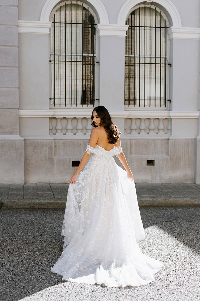 https://www.whitedressbridalboutique.com/uploads/images/products/1344/Martina-Liana_1321-Martina-Liana_(IVBC-PL)-IVR-Lace-&-Tulle-ov-BSC-Gown-w-PLN-Tulle-Bod-Lining-&-Plunge_12_1.jpg?w=2000