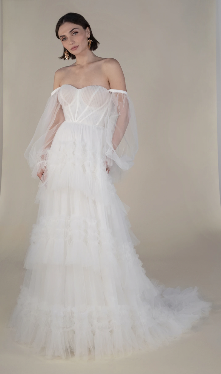 white dress bridal boutique milwaukee Sizes with an S are 4 inches shorter in length.Ethereal lacy appliques are strewn across the bodice Milwaukee Wi The White Dress